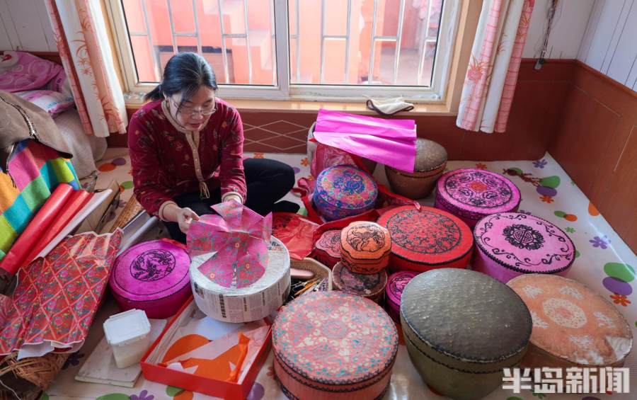 胶东地区以前有糊制纸笸箩风俗习惯,在那个物质匮乏的年代,心灵手巧的