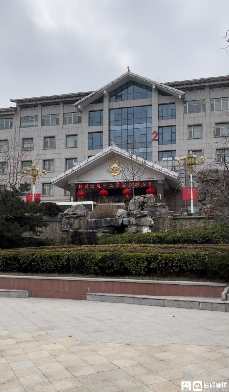 省政协十二届五次会议燕子山庄住地1月21日上午9点半,在省政协十二届