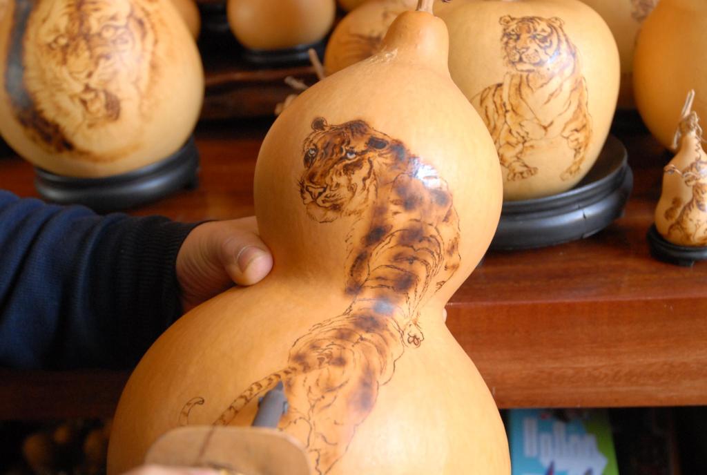 走进"黄氏烙画"工作室里到处是琳琅满目,形态各异的葫芦.