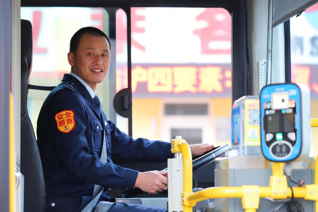 102路这名公交司机,连续4年春节坚守岗位-半岛网