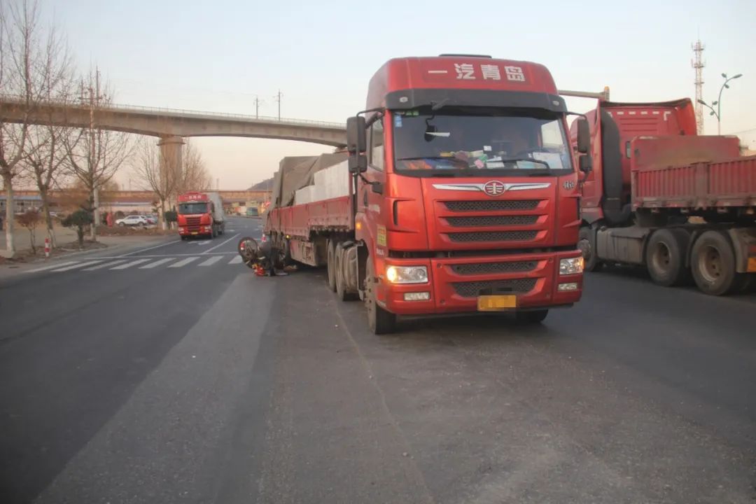 日照交警为什么一定要戴头盔两起交通事故告诉你