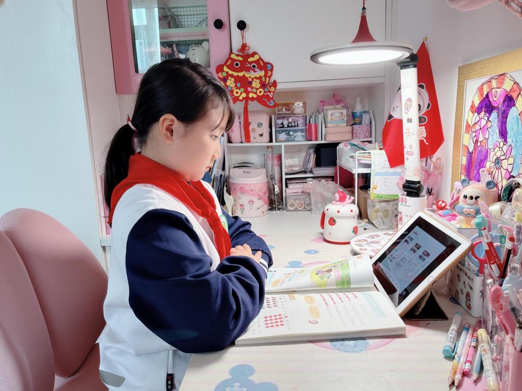 首日线上学习第一课结束后,青岛宁安小学五年级学生张恒睿说:"线上