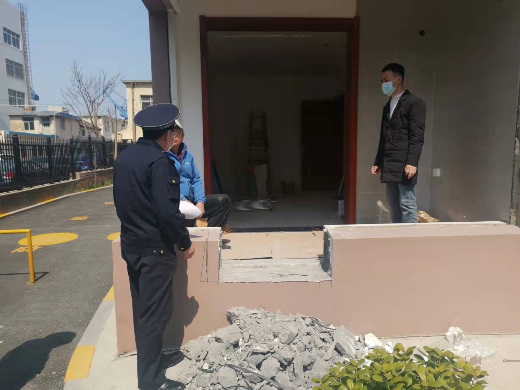 云南路综合执法中队严查私自窗改门行为