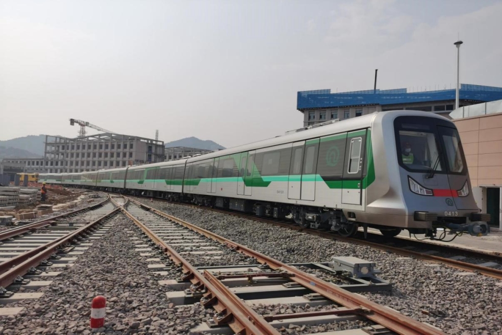 "青蜂侠"到家!青岛地铁4号线登瀛车辆基地迎来首列地铁列车-半岛网