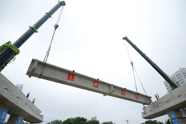 中建八局烟台市城市快速路山海路首片预制箱梁试架成功