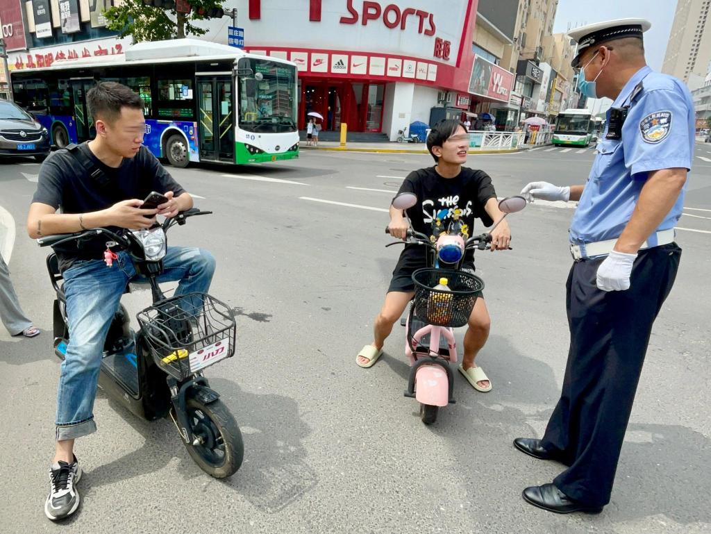 嚴查摩托車電動自行車交通違法今年交警已查處電動自行車闖紅燈逆行不