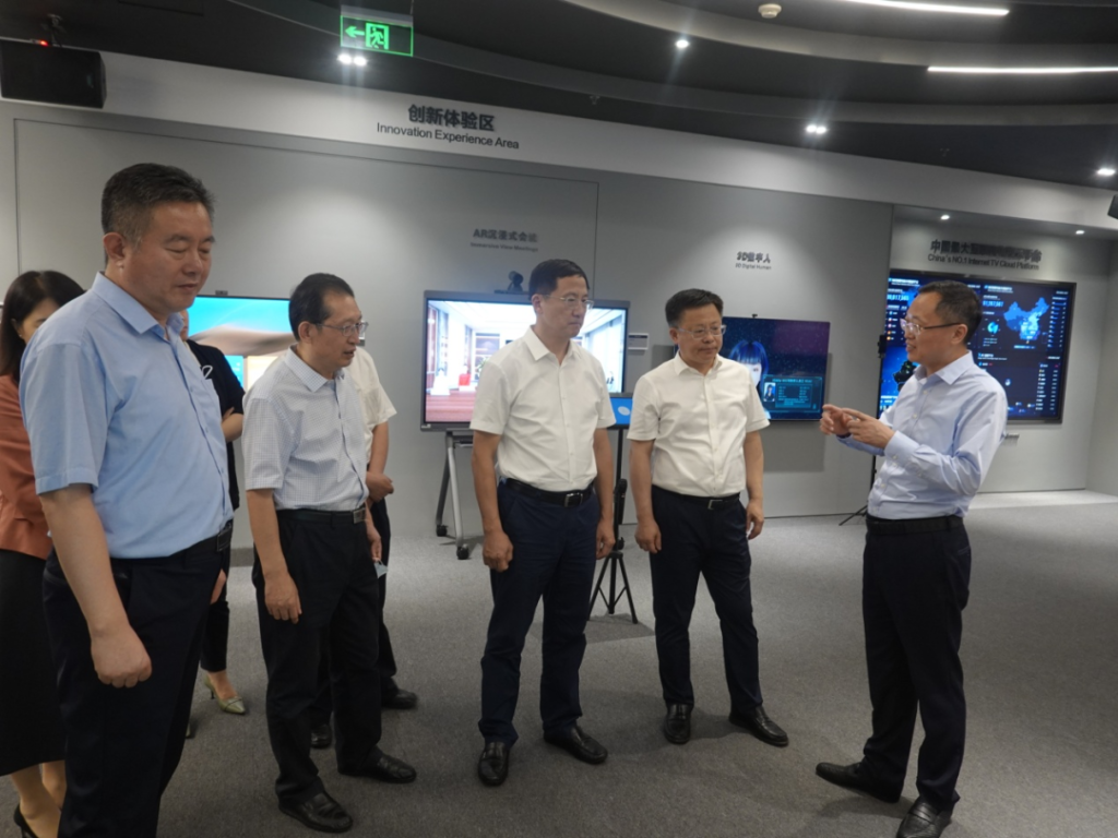 省人大常委会秘书长惠新安来青联系代表,慰问省人大常委会机关下派