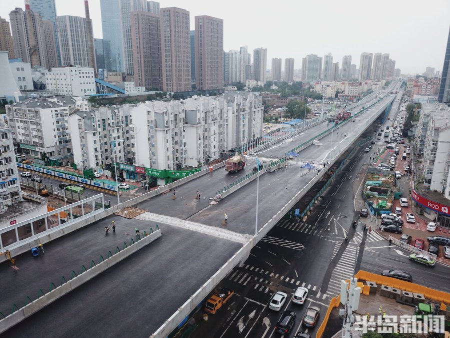 杭鞍高架路东延项目高架桥铺设沥青 期待通车!