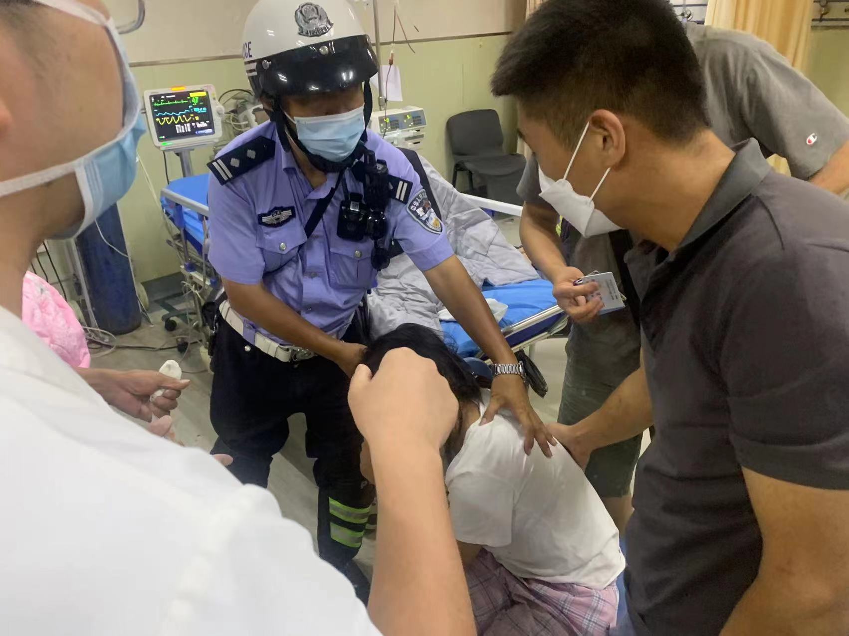 突发疾病疼痛难忍、女孩头部受伤,李沧交警一天两次紧急开道救助群众-半岛网