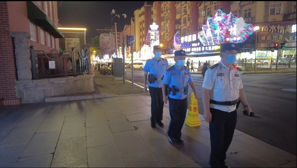 随警记丨你们干杯，我们奉陪！霓虹灯下的“哨兵”：啤酒街今夜无警情-半岛网