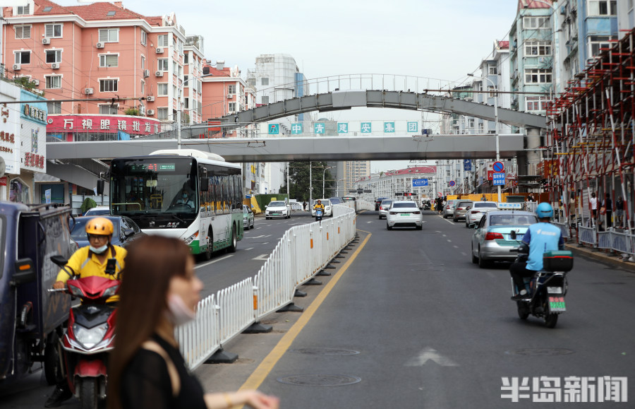 青岛台东步行街景观天桥初现雏形-半岛网