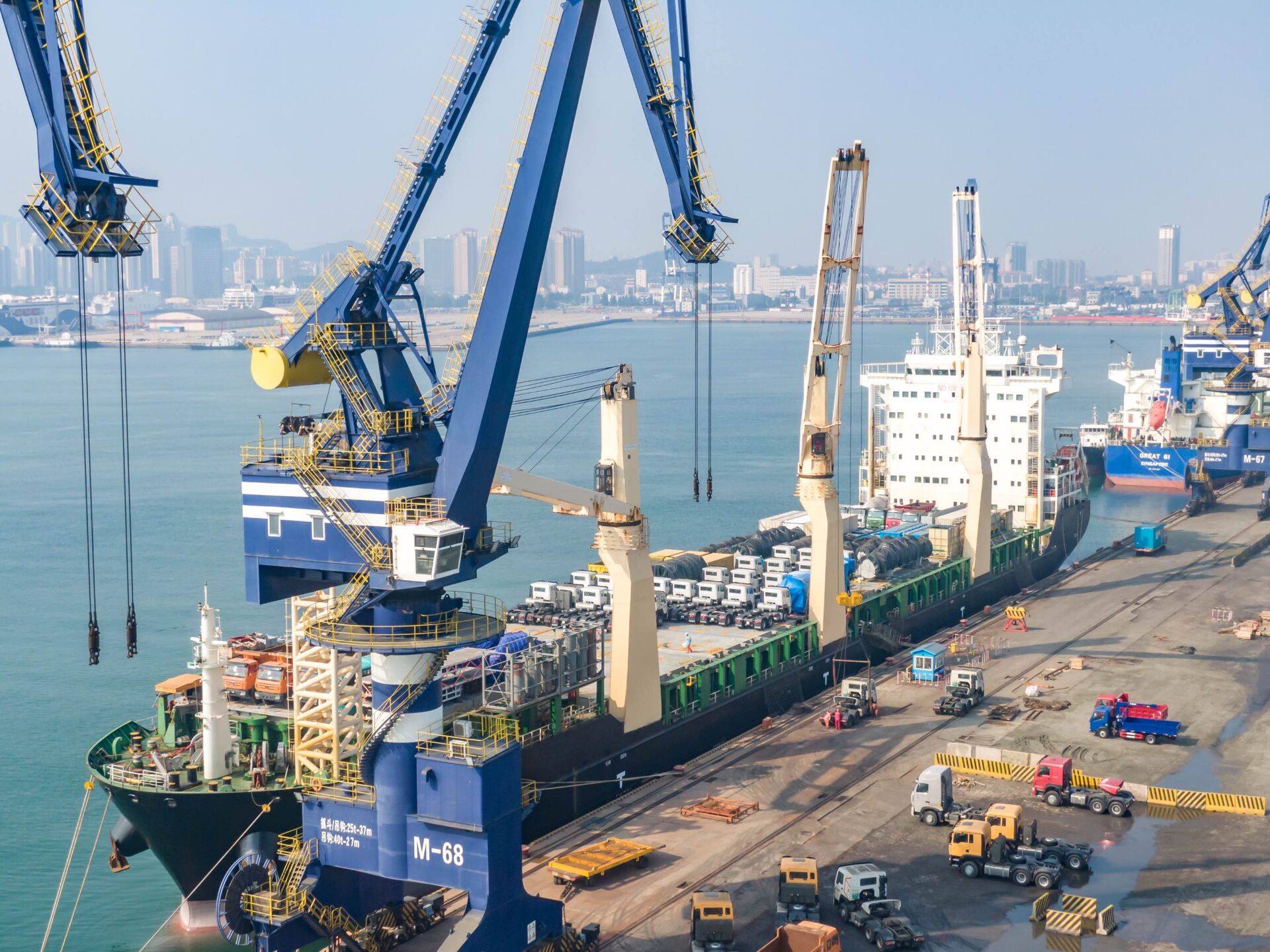 9月18日,烟台港码头,供应出口的工程汽车等货物正在装船发运.