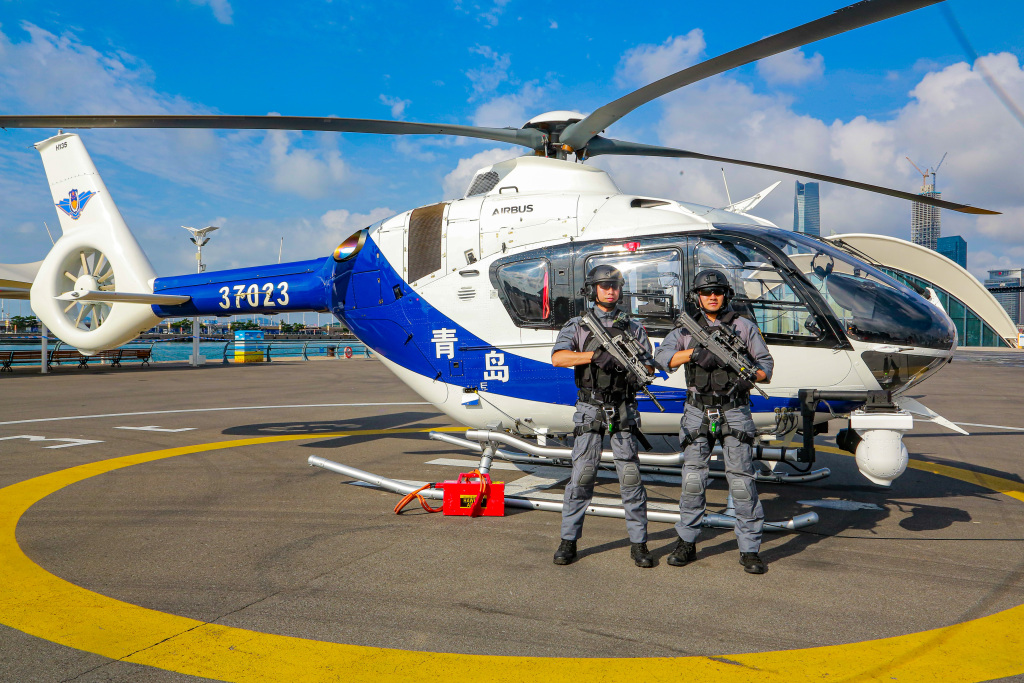 威武霸气青岛首架警用直升机首次起飞巡逻
