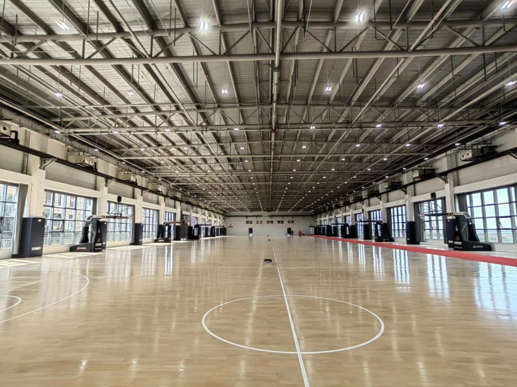 建设,用时六个月完成训练馆建设及公寓改造,包括8片标准篮球训练场地