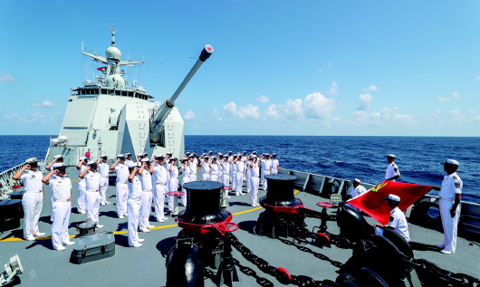 劈波斩浪亚丁湾上展形象海军第42批护航编队在流动的国土上聆听党的二