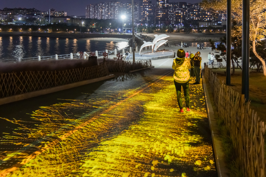 景观投影效果之下的小麦岛路面流光溢彩景观投影效果之下的小麦岛路面