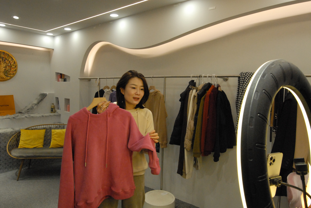 即墨服装商户直播售货迎战"双十一"-半岛网