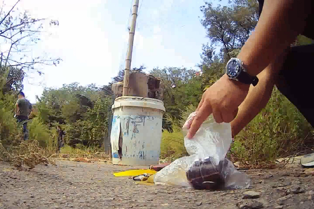 無人機巡邏盯住捕鳥人鐵證面前2名非法捕獵嫌疑人在雙山派出所低下頭