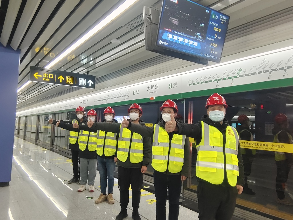 4号线通车 | 青岛地铁4号线建设者:六年青春奋斗,终于迎来通车一刻-半岛网