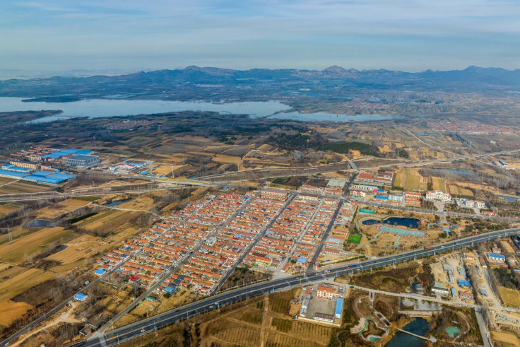 藏马镇位于青岛西海岸新区西部,绵延起伏的藏马山,占地25公里的藏马湖