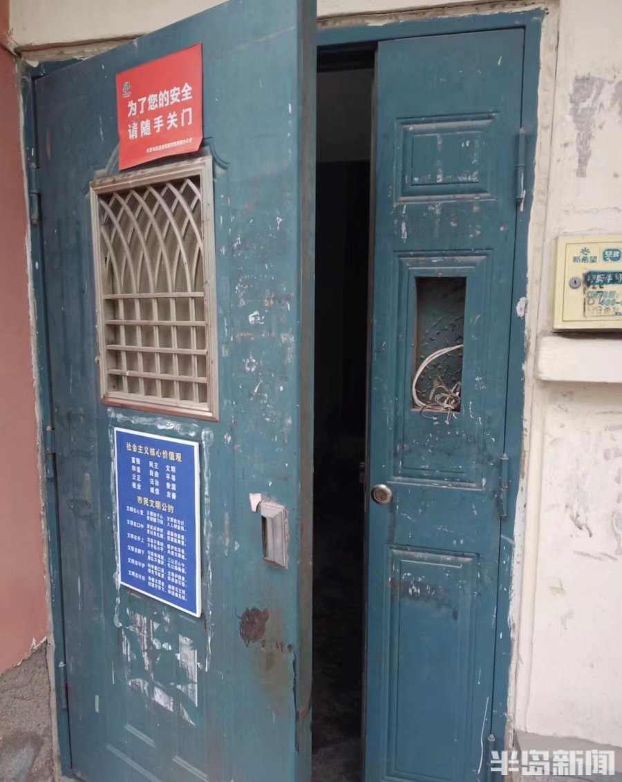 防盗门不设“防”!小区单元门损坏三年没人管,相关部门表示可帮牵头维修-半岛网
