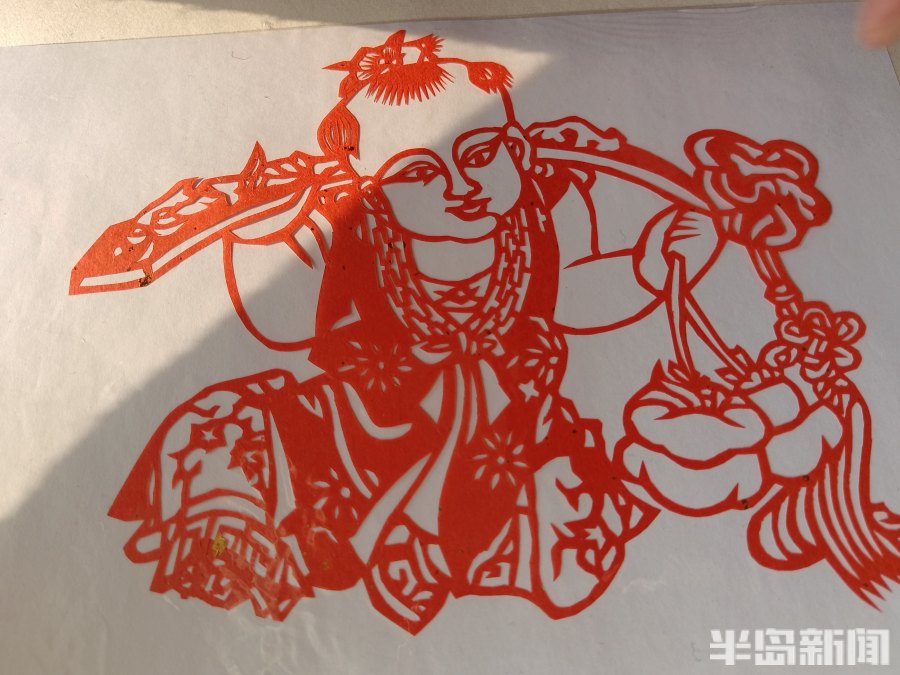 "剪纸奶奶"李文玲有绝活,几剪子就能变出只小白兔