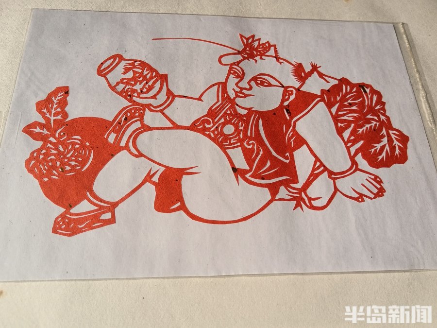 "剪纸奶奶"李文玲有绝活,几剪子就能变出只小白兔