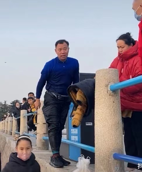 人民日报点赞蓝衣大哥这是小事还要感谢那个小伙子