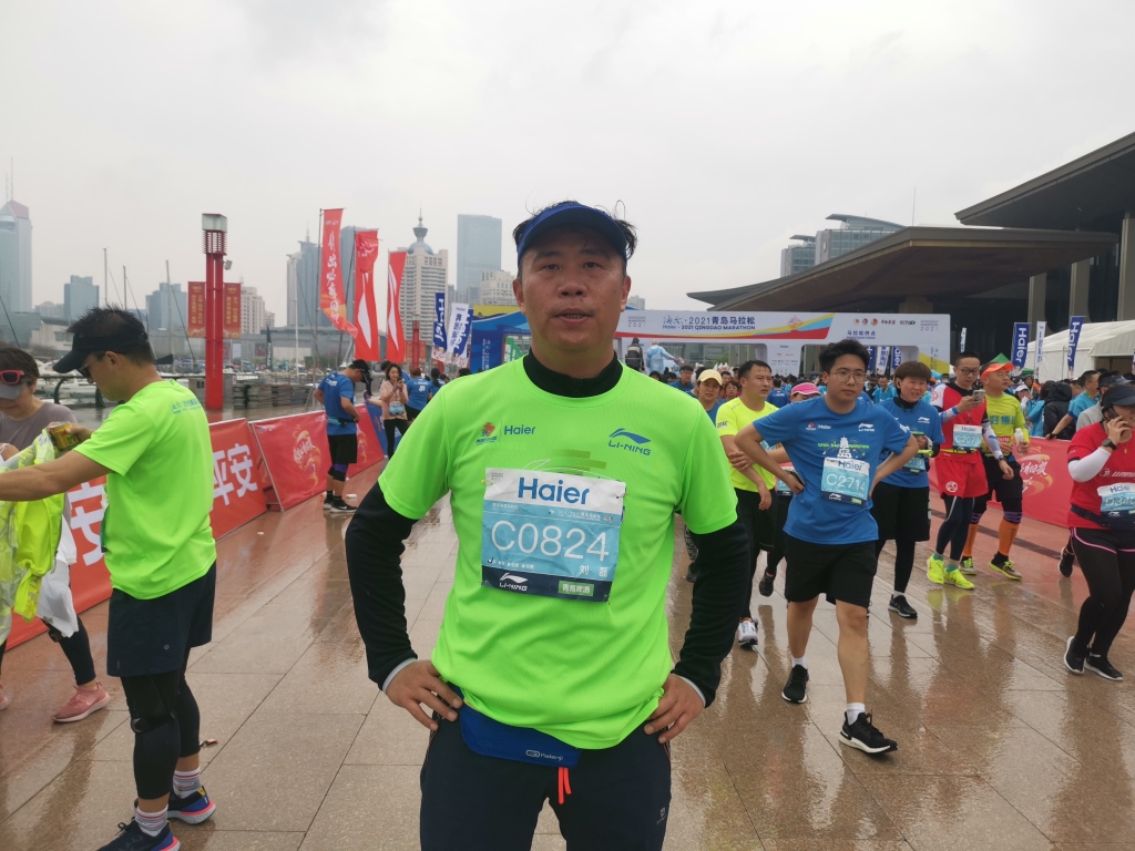 人民日报点赞蓝衣大哥这是小事还要感谢那个小伙子