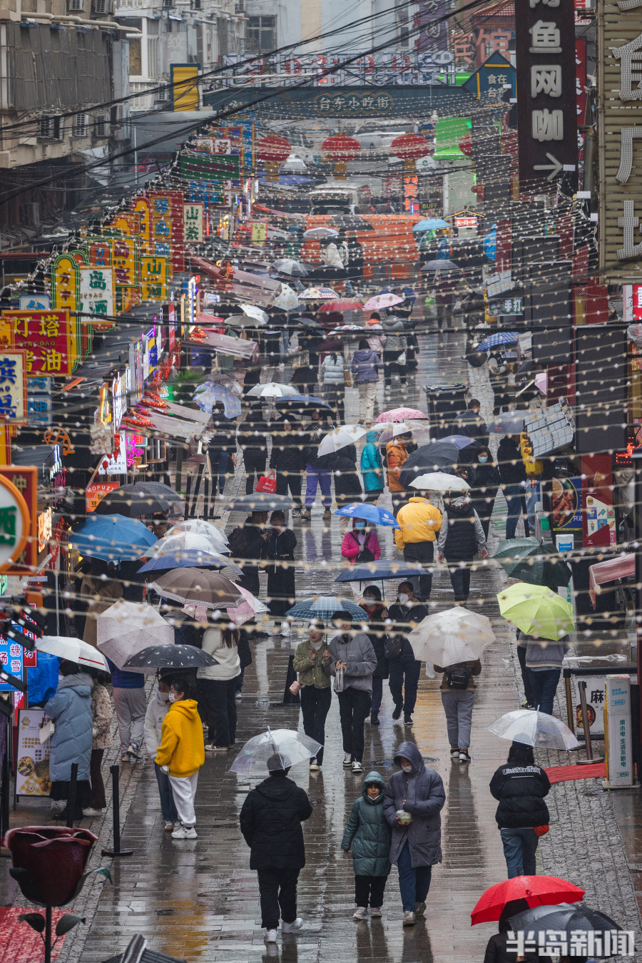 台东三路步行街:雨中"烟火气"