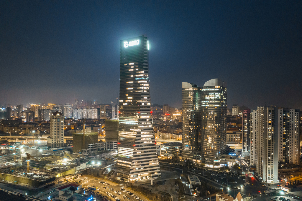 山东港口大厦成为青岛国际邮轮港区海岸线上的新地标山东港口大厦夜晚