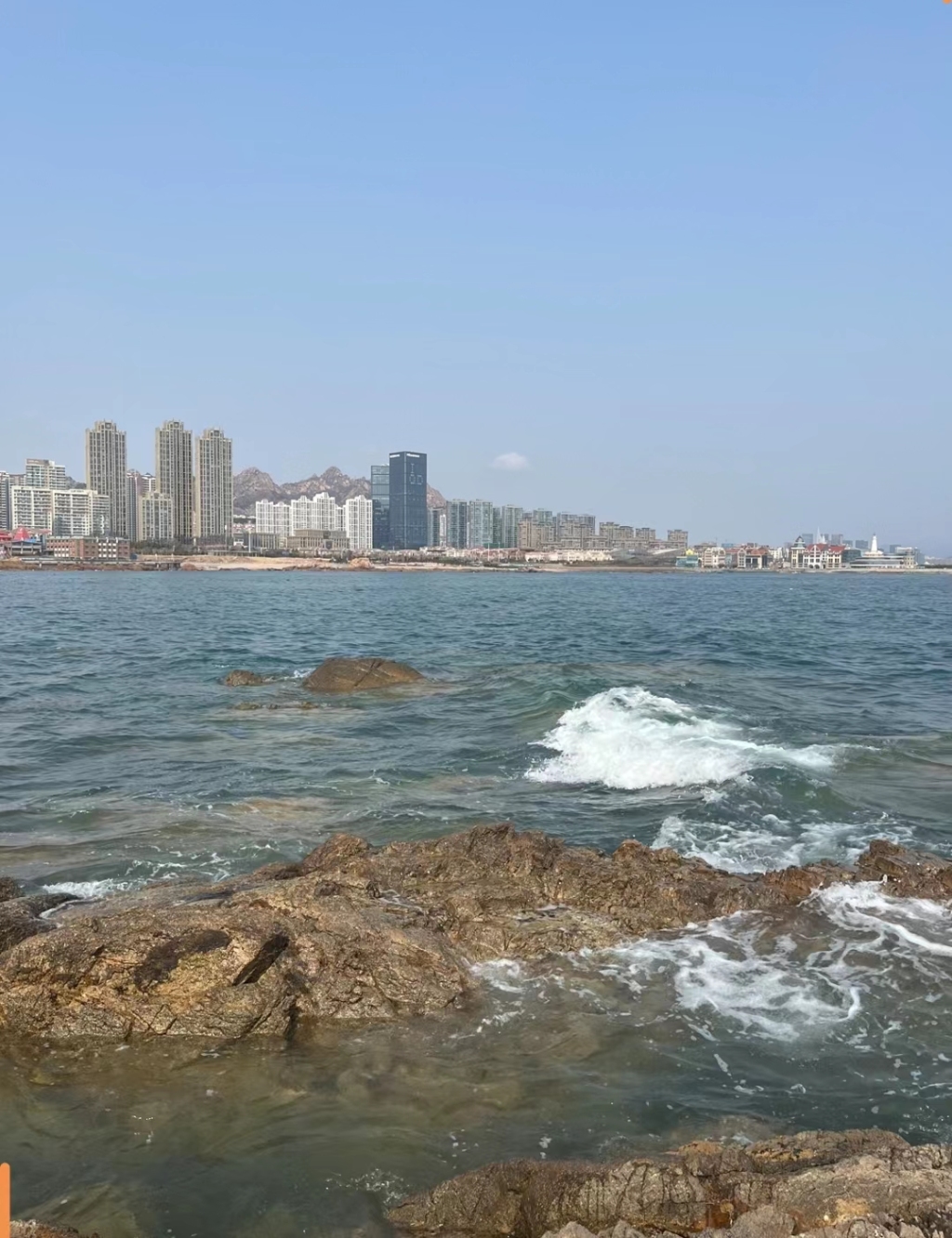 "外地游客被困礁石拍营救视频走红,青岛网友暖心安慰