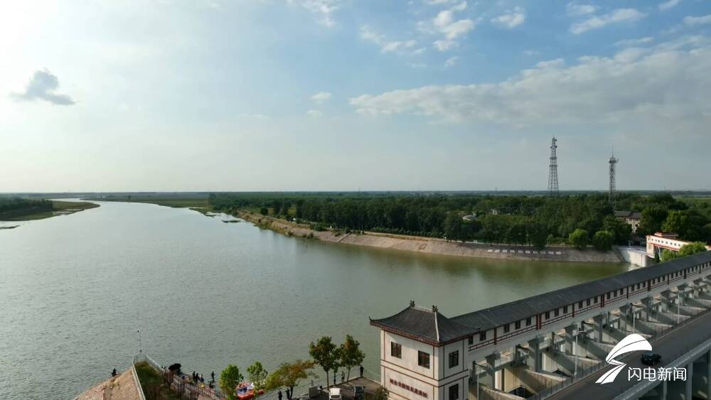 2023年4月4日上午10时,四女寺枢纽南运河节制闸再次缓缓开启,大运河