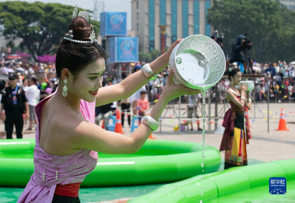 4月12日,云南省德宏傣族景颇族自治州芒市2023年泼水狂欢节开幕,人们