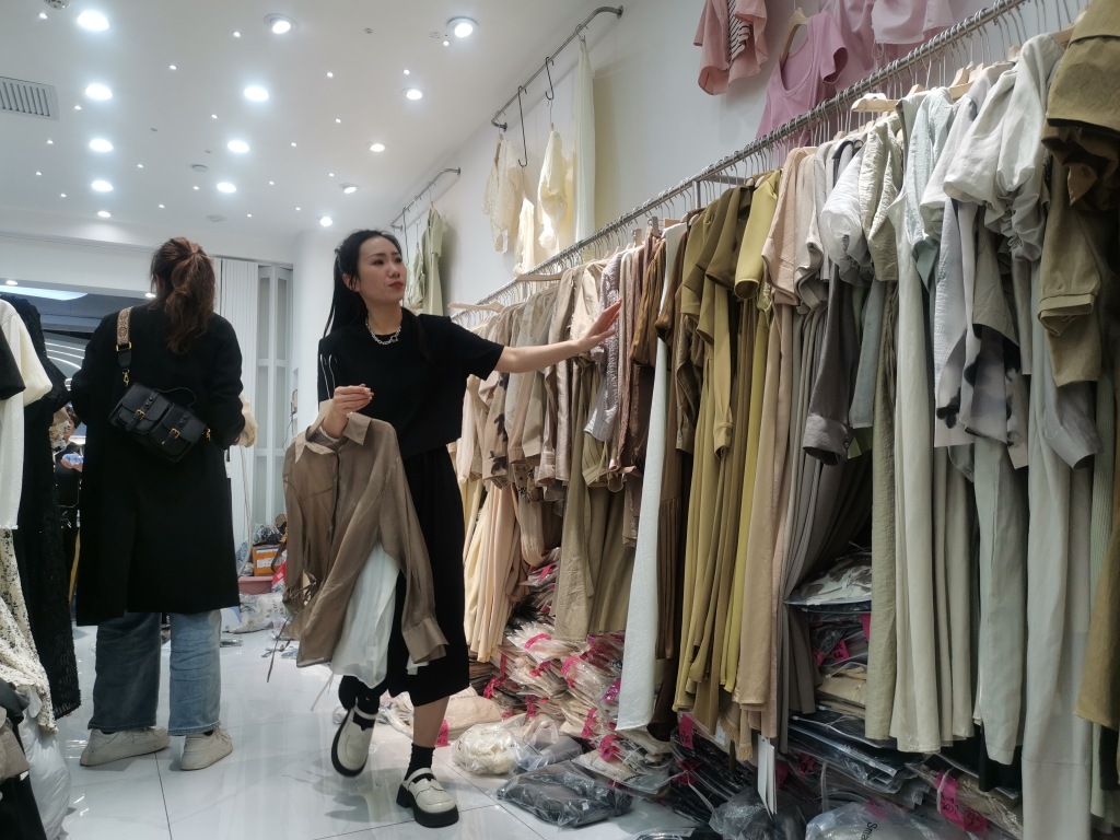 即墨95后姑娘自主创业12年卖女装年营业额过千万