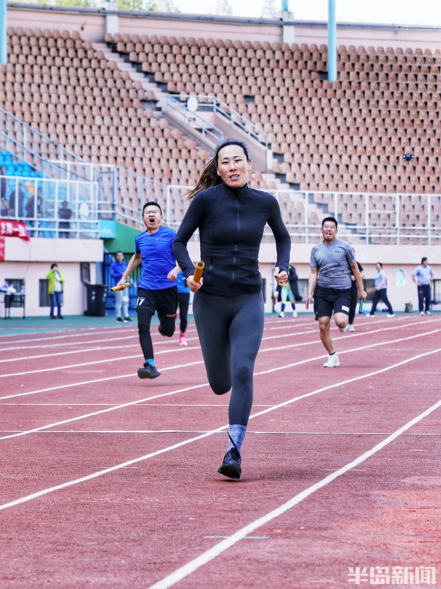 "女刘翔"黄潇潇现身青岛小学运动会赛场