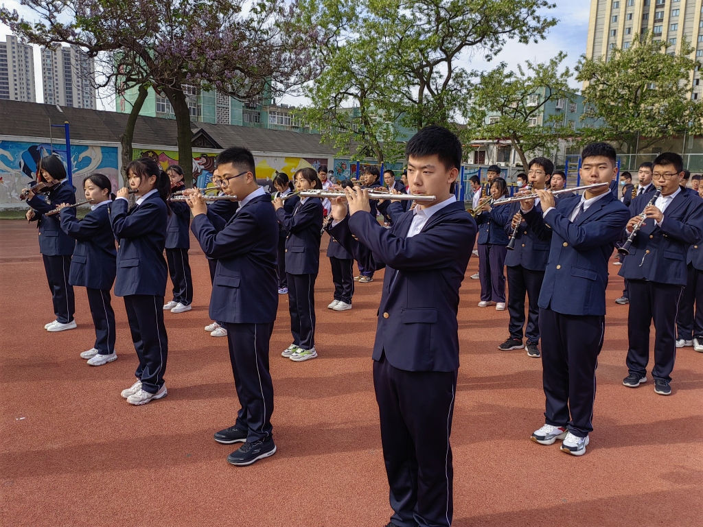 在17更进一步青岛十七中举办18岁成人礼祝福高三学生一举夺魁