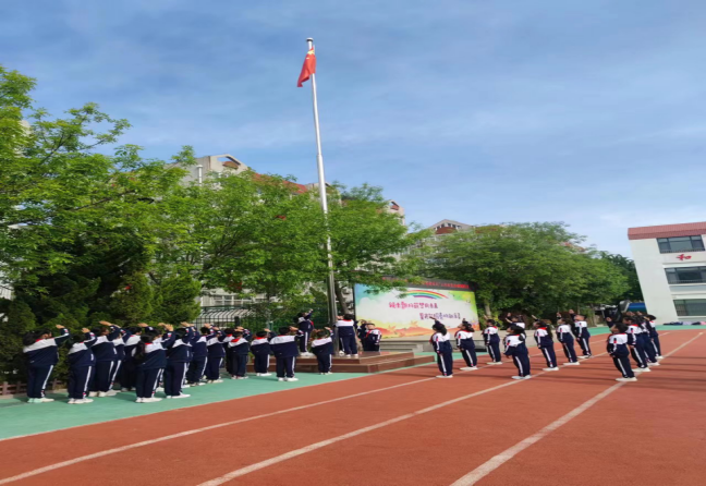 青岛辽源路小学举行勇敢少年郎防灾减灾日主题升旗仪式