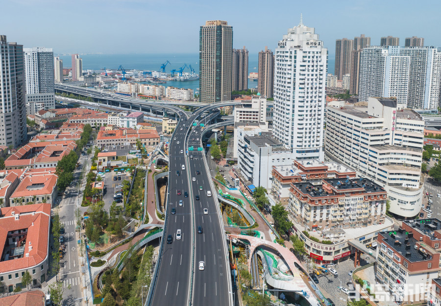 从空中俯瞰,浮岛公园"缝合"了胶宁高架路两侧历史城区从空中俯瞰,浮岛