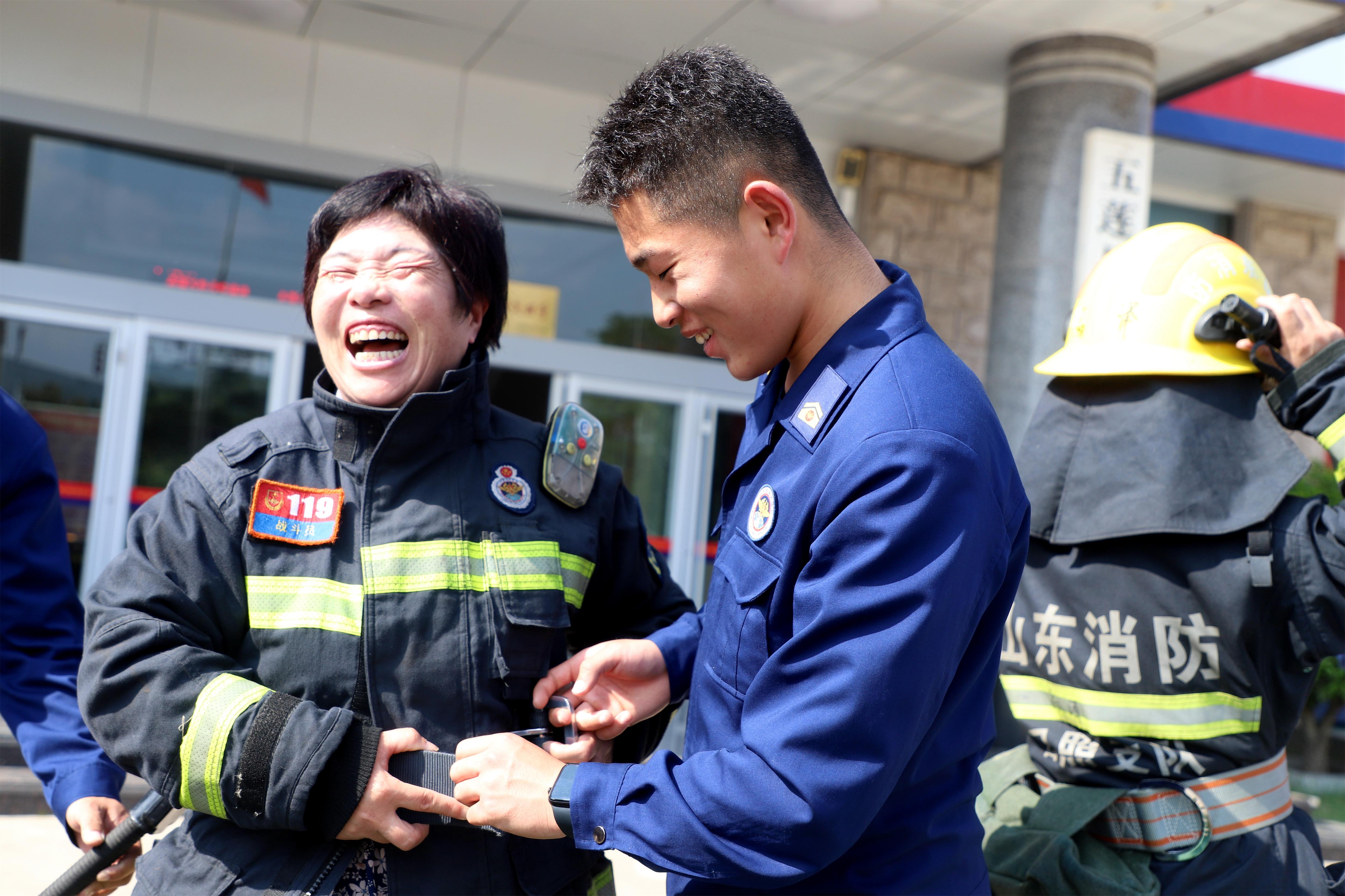 期间,消防员妈妈们还体验了