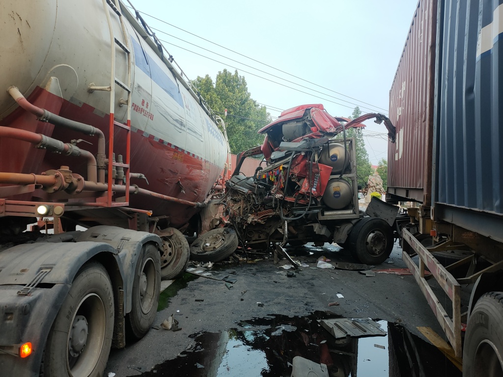 半挂车追尾水泥罐车一人被困杜村消防救援站开展紧急救援