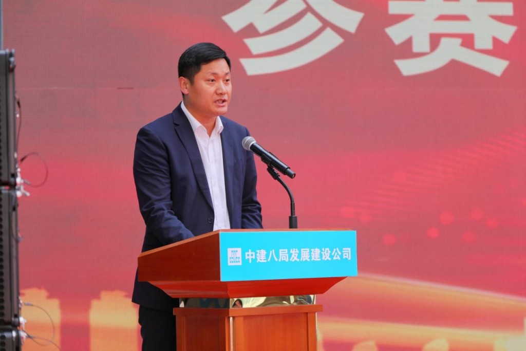 潘爱民表态发言随后,与会领导为参赛单位授予"劳动竞赛突击队"旗帜