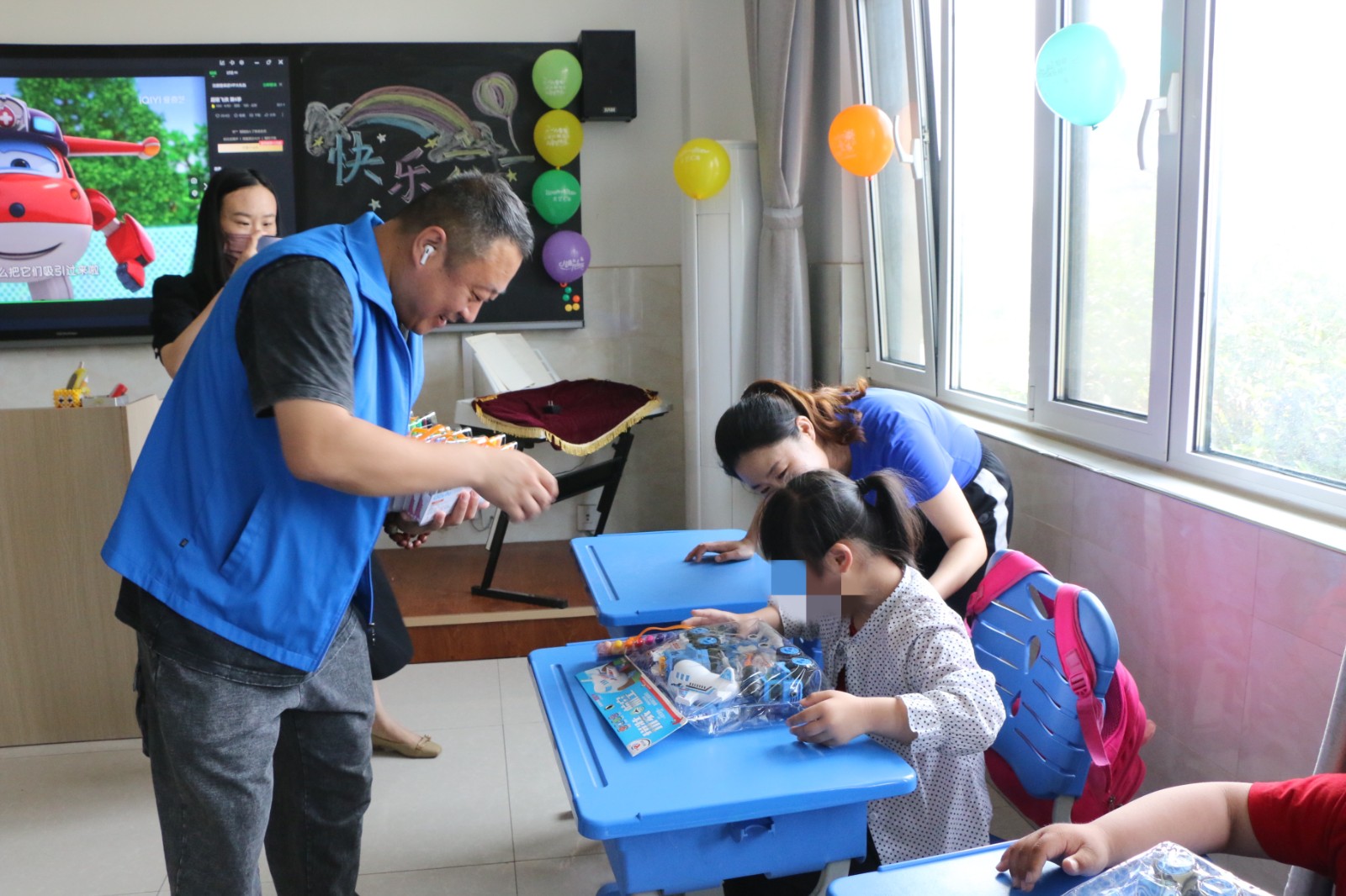 即墨区精英助残志愿者协会到特殊教育中心开展"六一"儿童节慰问活动