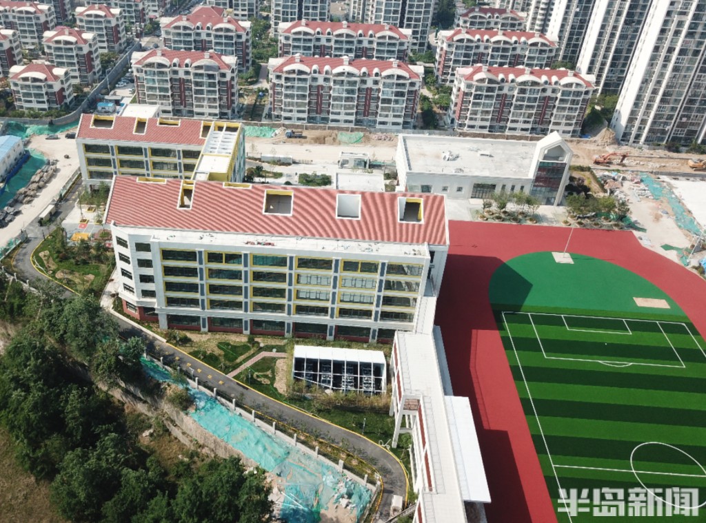 cbd区域这所新建学校太靓了今年招生高清俯拍图