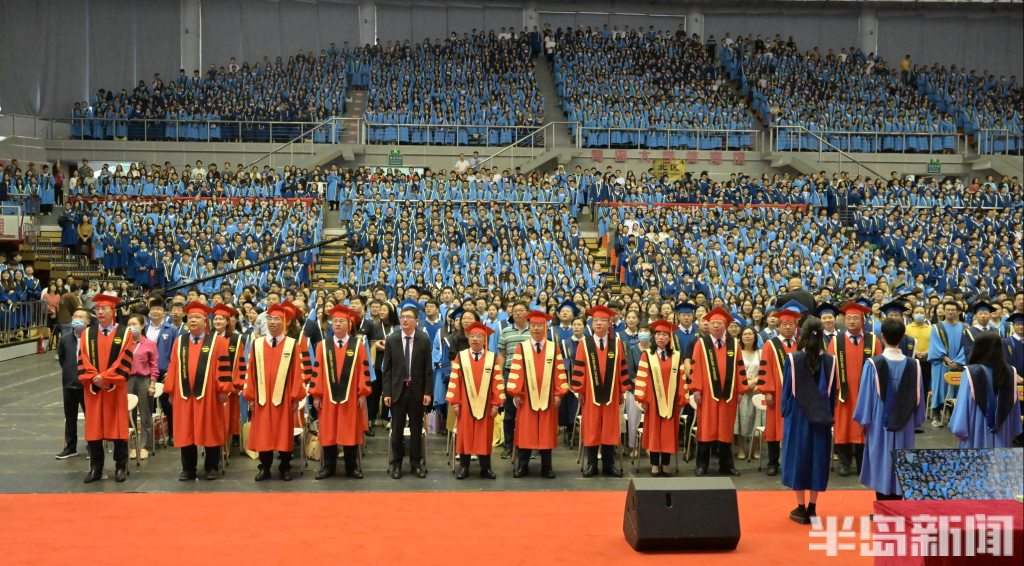 6月17日,青島大學2023屆學生畢業典禮暨學位授予儀式在青大體育館舉行