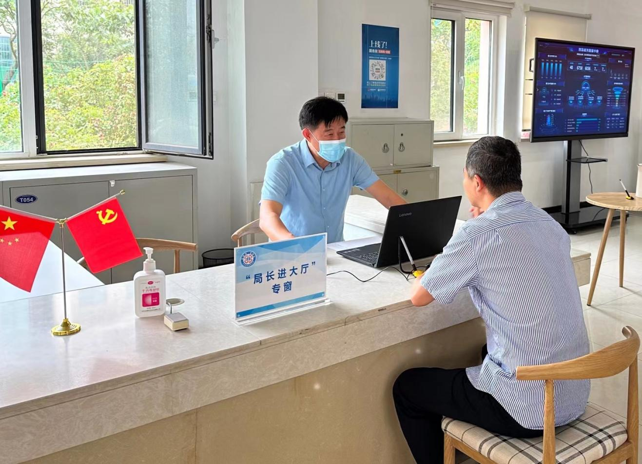 这个专窗开得好局长化身办事员服务群众面对面