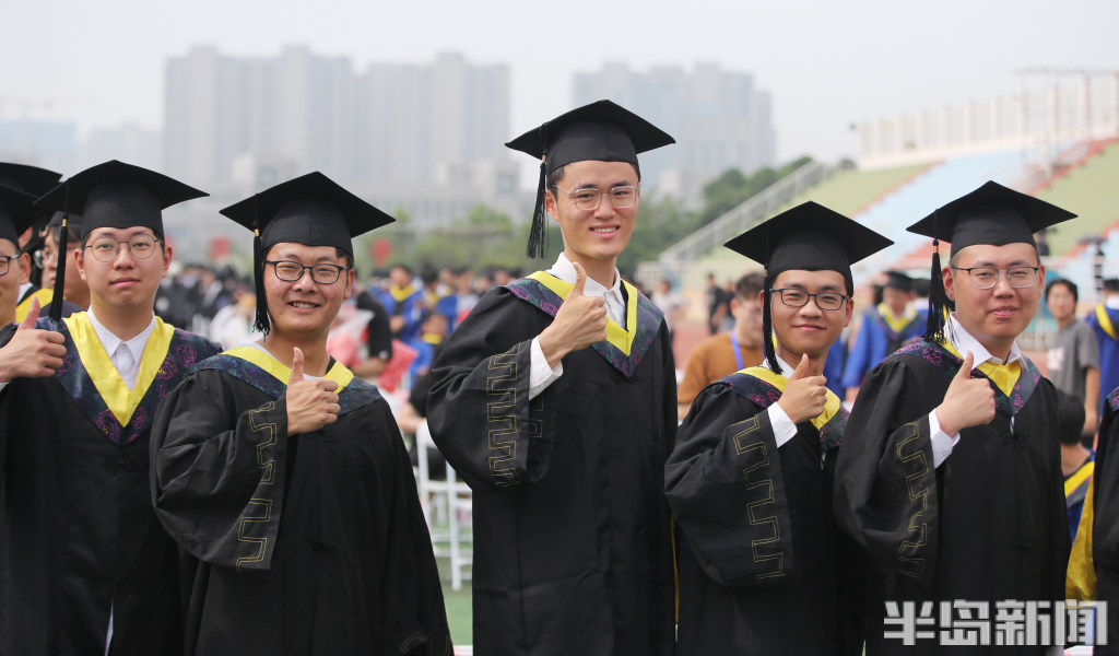 青岛科技大学开心毕业合影走起来