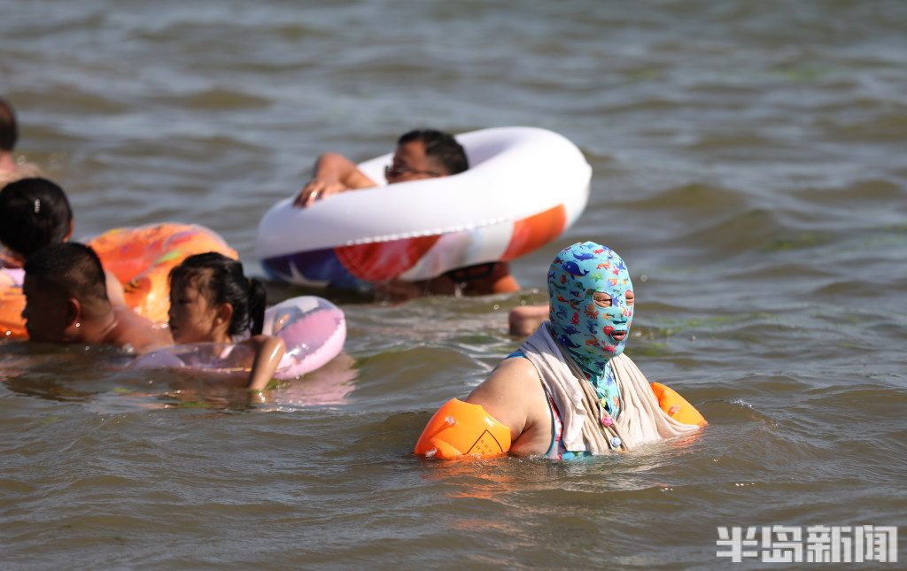 每年夏天,青岛海滩上的脸基尼大妈们总是惹人注目.