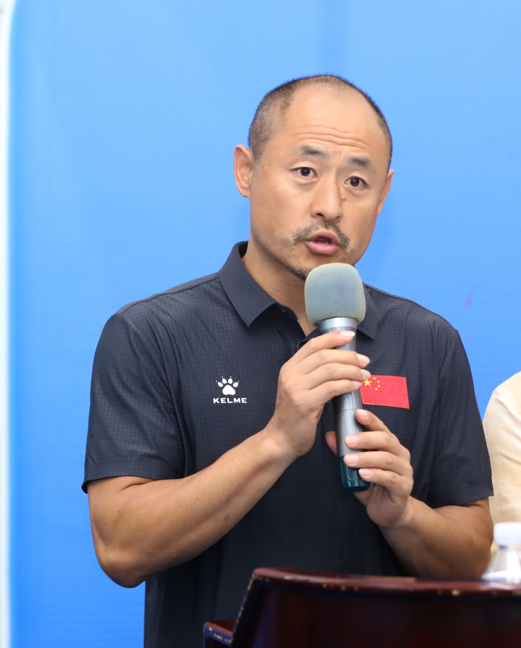 崂山区散打运动协会会长秦虎致辞在致欢迎辞时，秦虎表示，自己非常高兴