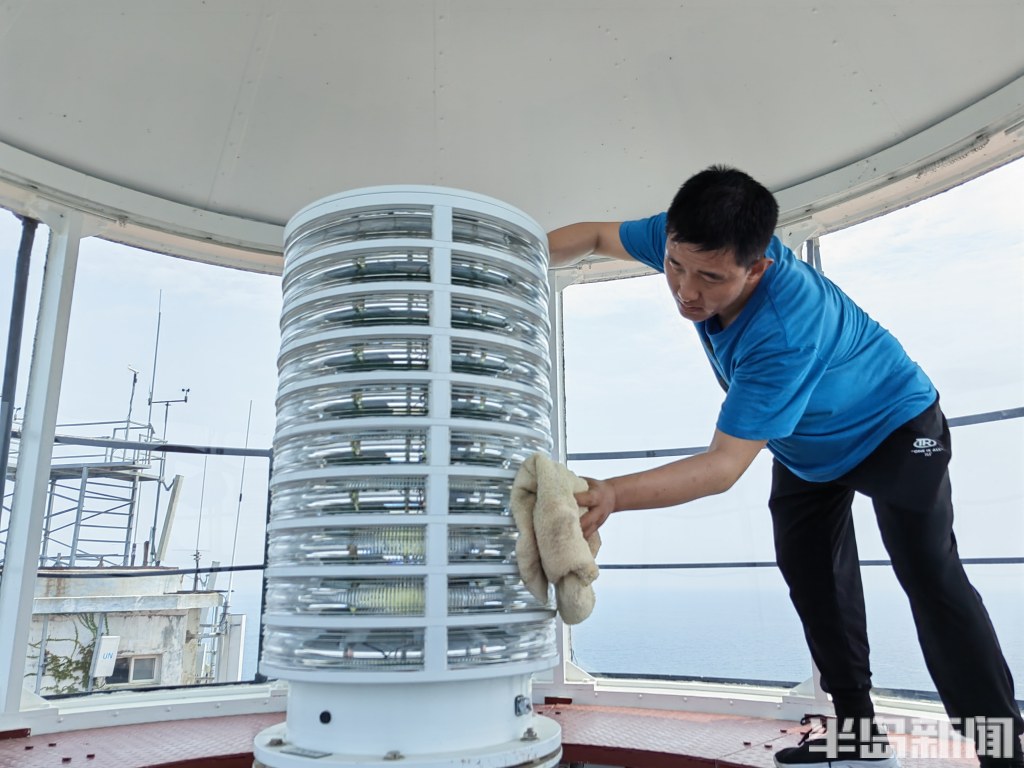 桂东出海记|海岛灯塔守护者:一次执勤俩月,不惧高温怕孤独,《平凡的世界》看了好几遍-半岛网